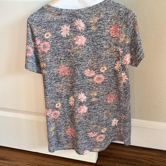 Floral pullover twisted hem shirt - Picture 2 of 4